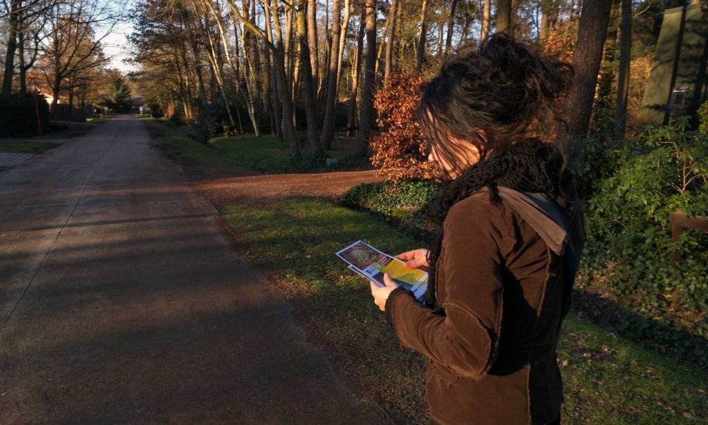De flyers van de paddentrek worden verdeeld.